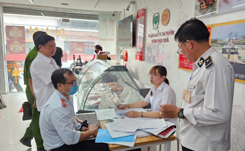 Kiểm tra cửa hàng kinh doanh thịt heo C.P ở huyện Mỹ Xuyên -2