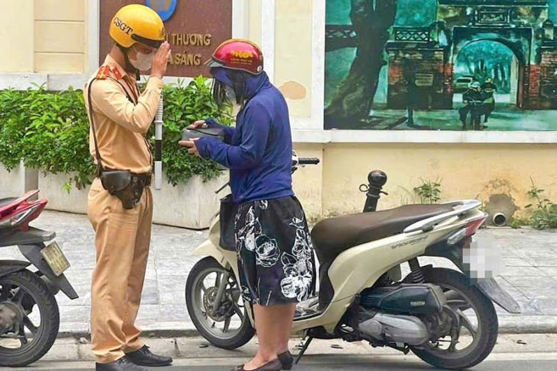 Phạt hơn 100 triệu tiền phạt xe máy đi ngược chiều ở Hà Nội -0