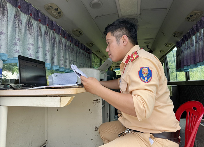 Giữ bình yên những con đường dưới nắng lửa Trường Sơn -0