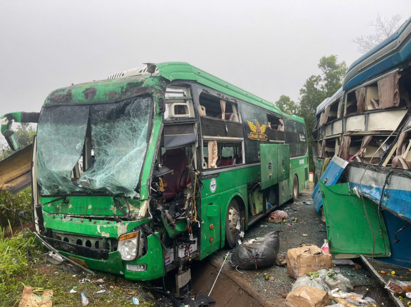 Two passenger buses collided on Ho Chi Minh road, many passengers panicked -0
