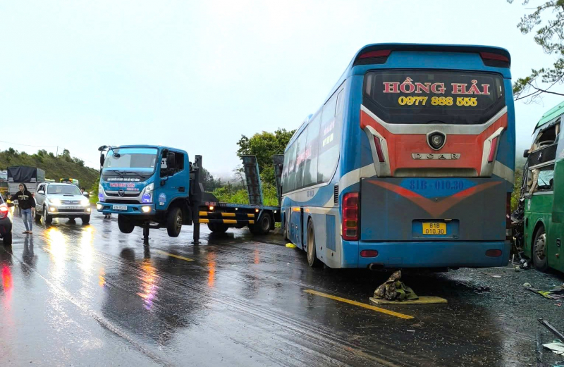 Two passenger buses collided on Ho Chi Minh road, many passengers panicked -0
