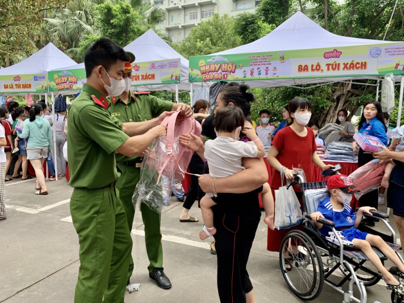 Những em bé đón Tết thiếu nhi ấm áp trong bệnh viện -0