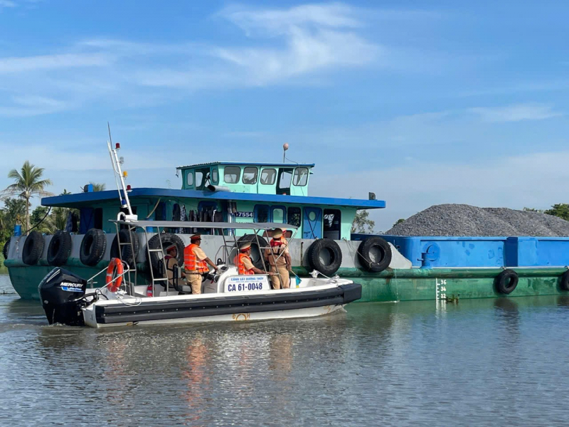CSGT Bình Dương ra quân tổng kiểm tra các phương tiện bơm hút cát trên sông -0