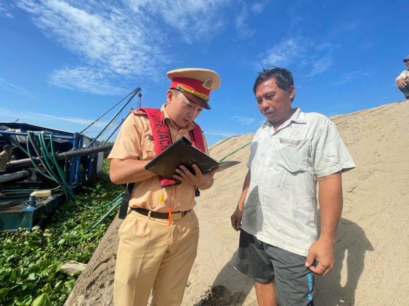 CSGT Bình Dương ra quân tổng kiểm tra các phương tiện bơm hút cát trên sông -0