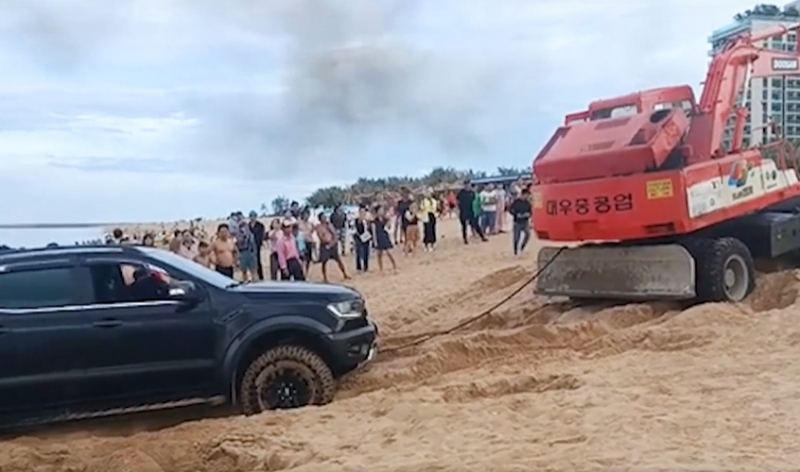 Xe ô tô bán tải chạy ngông nghênh trên bãi biển Tuy Hòa và Quy Nhơn -0