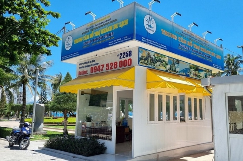 Xác minh, xử lý người lái xe xích lô giật tiền trên tay du khách nước ngoài -0