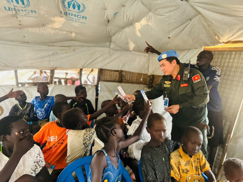 Những người lính mũ nồi xanh Việt Nam mang ánh sáng tri thức đến trẻ em Nam Sudan