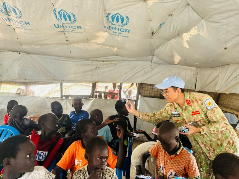 Những người lính mũ nồi xanh Việt Nam mang ánh sáng tri thức đến trẻ em Nam Sudan -1