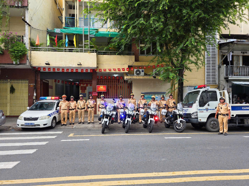 CSGT TP Hồ Chí Minh đồng loạt ra quân đảm bảo TTATGT cả đường bộ, đường thủy và đường sắt -0