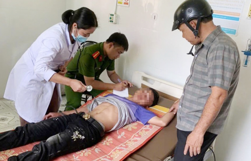 Nhảy cầu rồi tự bơi vào bờ, đi dạo chợ khiến cả trăm người vất vả lặn tìm -0