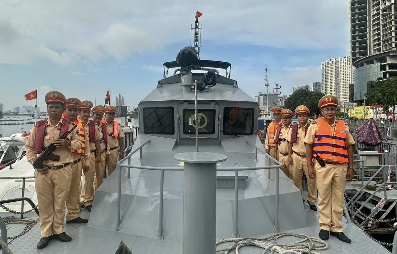 CSGT TP Hồ Chí Minh đồng loạt ra quân đảm bảo TTATGT cả đường bộ, đường thủy và đường sắt -2