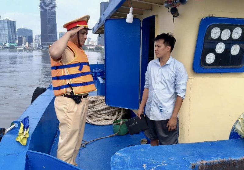 CSGT TP Hồ Chí Minh đồng loạt ra quân đảm bảo TTATGT cả đường bộ, đường thủy và đường sắt -3