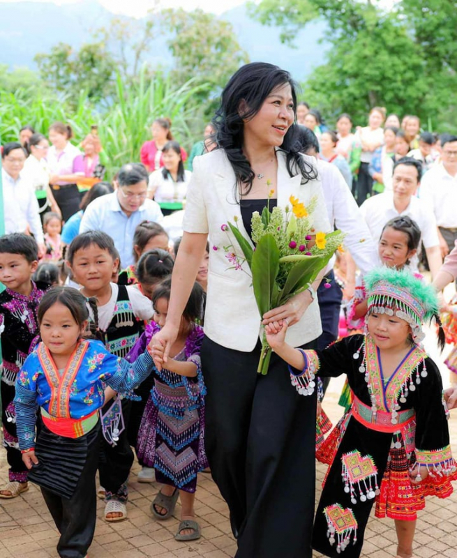 Phu nhân Ngô Phương Ly tặng quà, vui Tết thiếu nhi cùng trẻ em ở Điện Biên -0