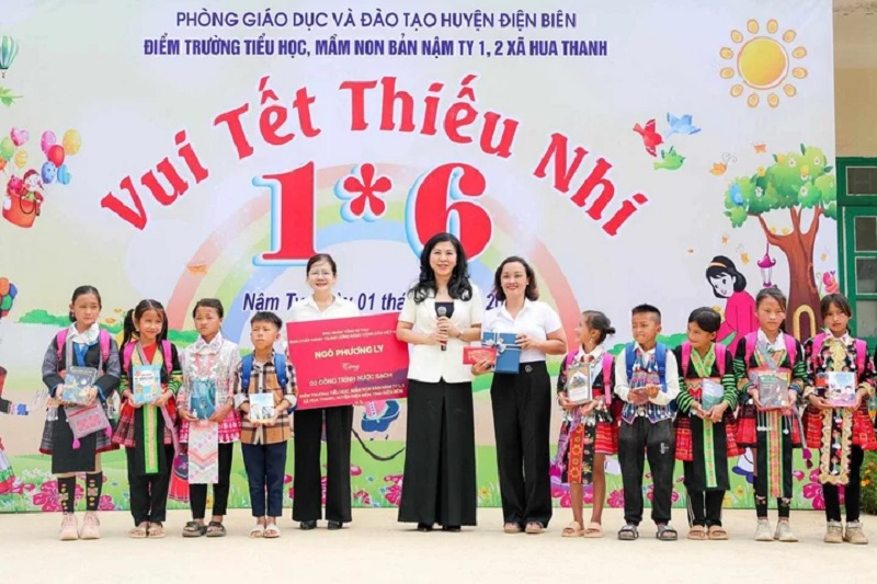 Phu nhân Ngô Phương Ly tặng quà, vui Tết thiếu nhi cùng trẻ em ở Điện Biên -0