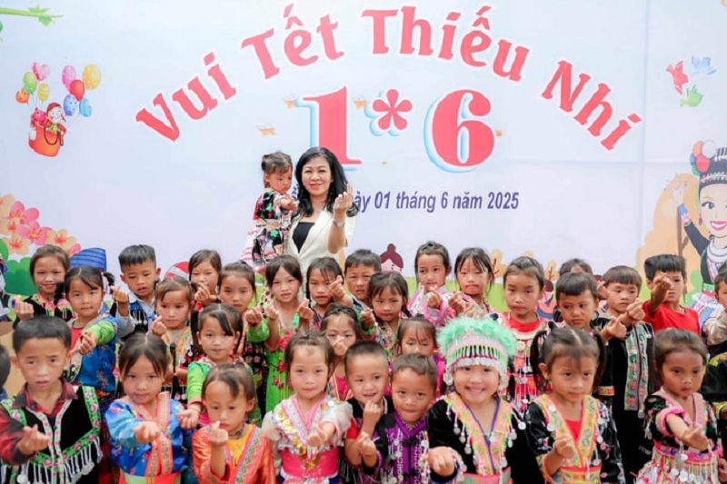 Phu nhân Ngô Phương Ly tặng quà, vui Tết thiếu nhi cùng trẻ em ở Điện Biên -0