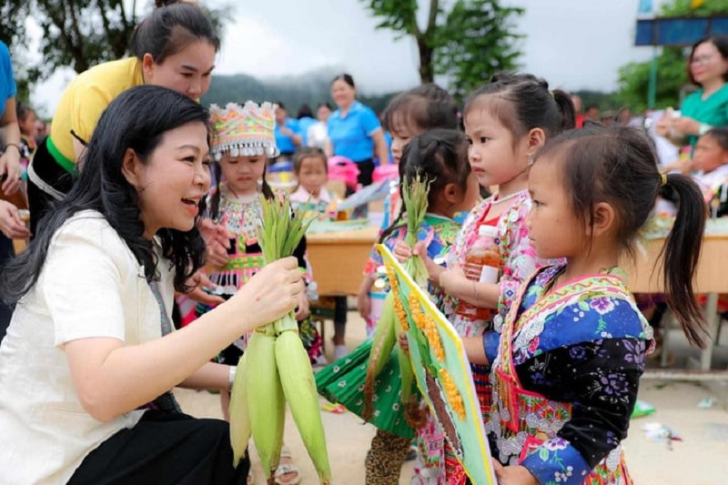 Phu nhân Ngô Phương Ly tặng quà, vui Tết thiếu nhi cùng trẻ em ở Điện Biên -0