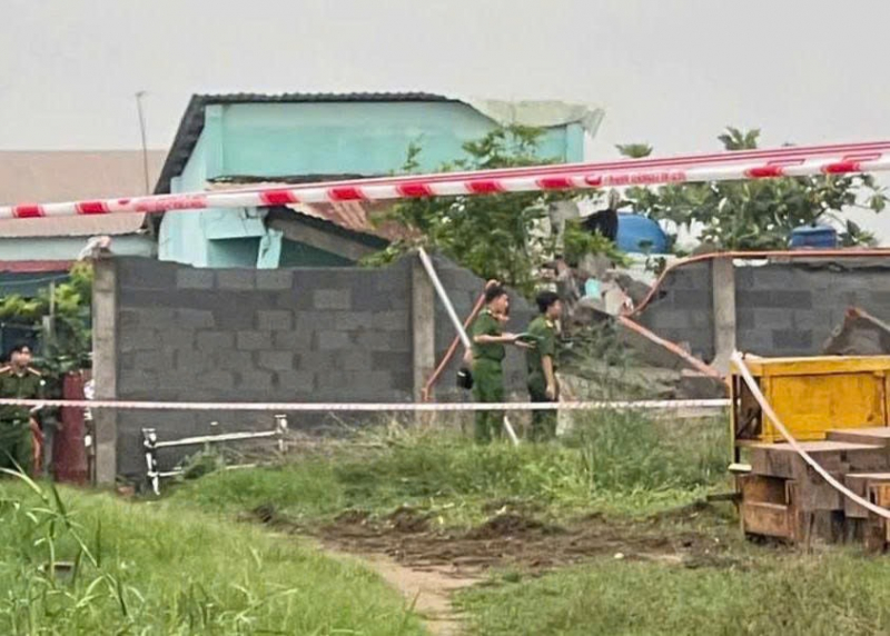 Sập tường rào cao 8m đè nhà dân khiến 3 người thương vong -0