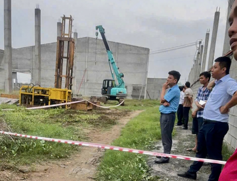 Sập tường rào cao 8m đè nhà dân khiến 3 người thương vong -0