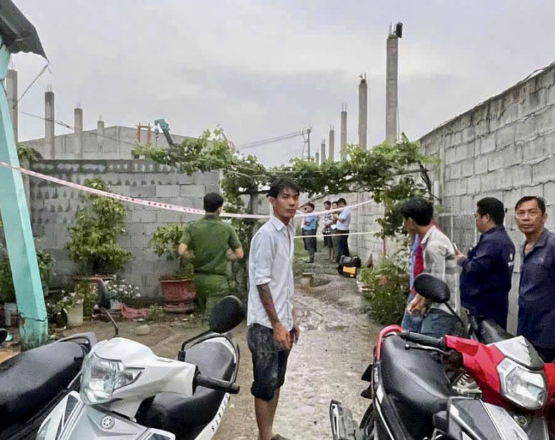 Sập tường rào cao 8m đè nhà dân khiến 3 người thương vong -1