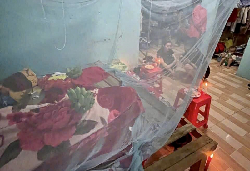 Sập tường rào cao 8m đè nhà dân khiến 3 người thương vong -0