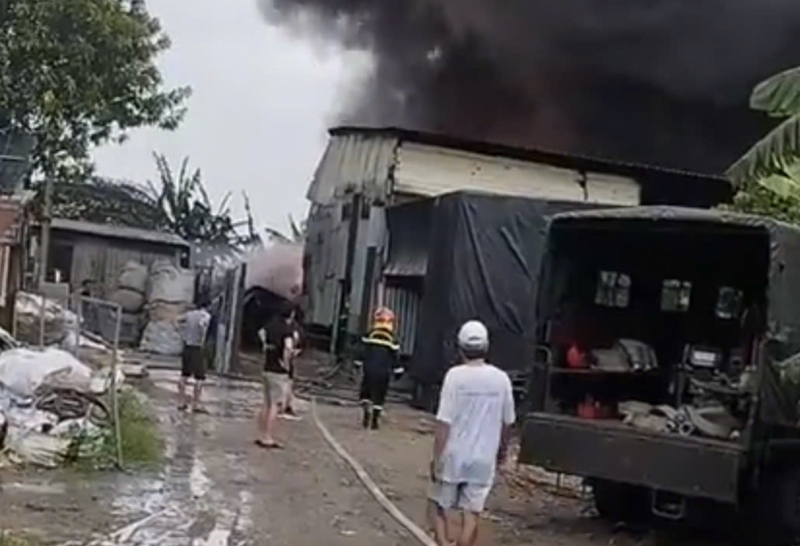 Cháy lớn nhà xưởng nhựa rộng hàng trăm mét vuông ở Hóc Môn -1