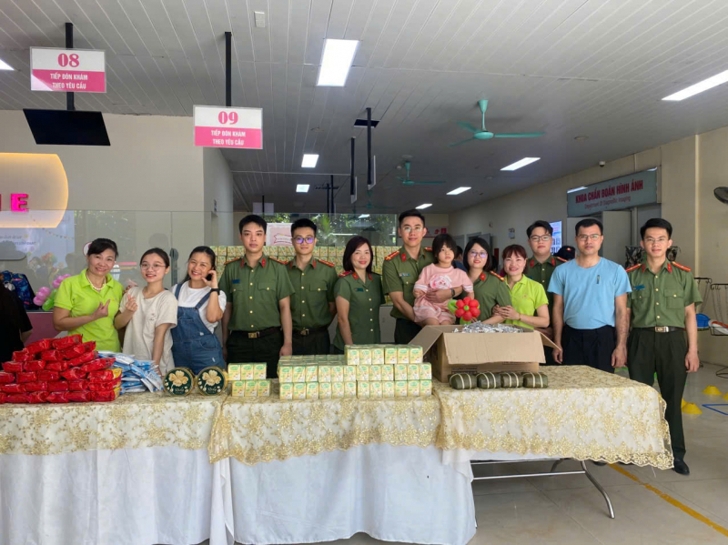 Thanh niên Cục Tổ chức cán bộ tặng quà cho các bệnh nhi nhân dịp Quốc tế thiếu nhi 1/6 -0