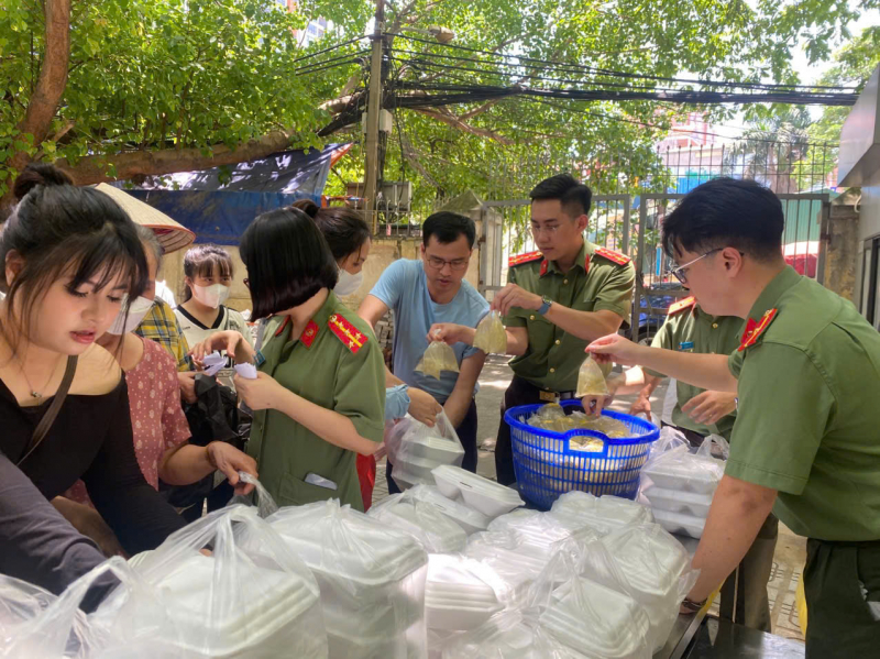 Thanh niên Cục Tổ chức cán bộ tặng quà cho các bệnh nhi nhân dịp Quốc tế thiếu nhi 1/6 -1