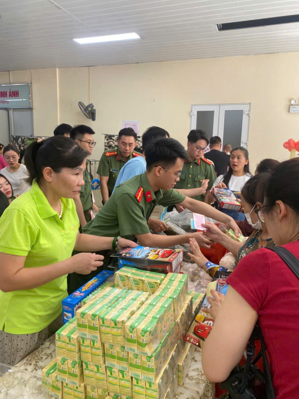 Thanh niên Cục Tổ chức cán bộ tặng quà cho các bệnh nhi nhân dịp Quốc tế thiếu nhi 1/6 -3