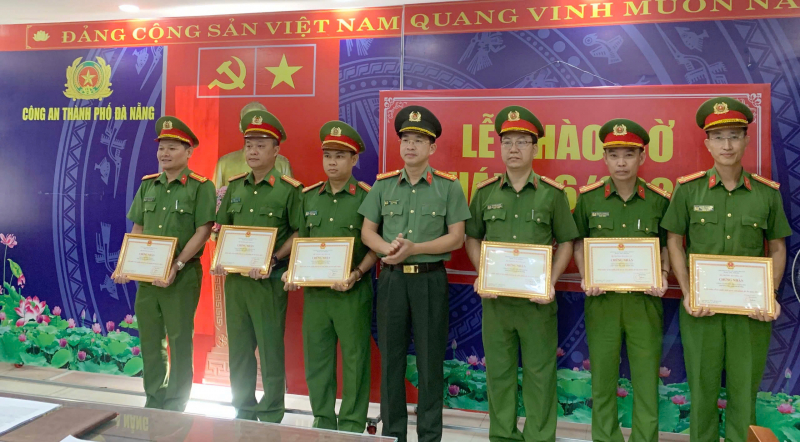 Công an Đà Nẵng trao quyết định của Bộ Công an công nhận Công an phường kiểu mẫu -0