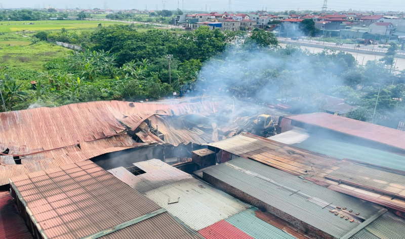 Khống chế vụ cháy tại xưởng gia công đồ gỗ ở xã Liên Hà, huyện Đông Anh -0
