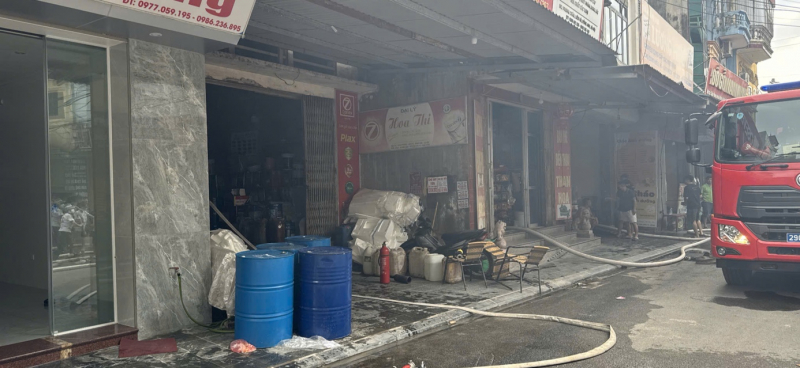 Khống chế vụ cháy tại xưởng gia công đồ gỗ ở xã Liên Hà, huyện Đông Anh -2