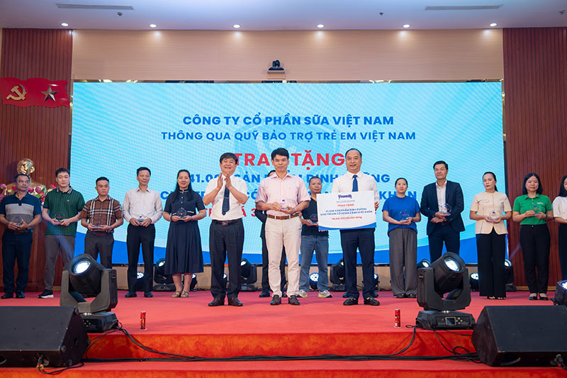  Gần 70.000 hộp sữa tặng trẻ em khó khăn, khởi đầu “tháng của trẻ em” -0