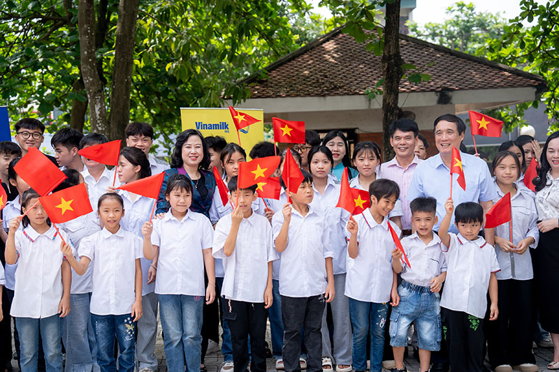  Gần 70.000 hộp sữa tặng trẻ em khó khăn, khởi đầu “tháng của trẻ em” -0