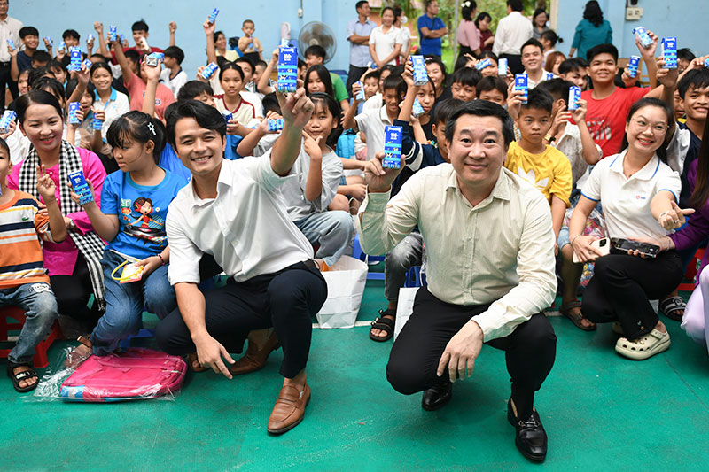  Gần 70.000 hộp sữa tặng trẻ em khó khăn, khởi đầu “tháng của trẻ em” -0