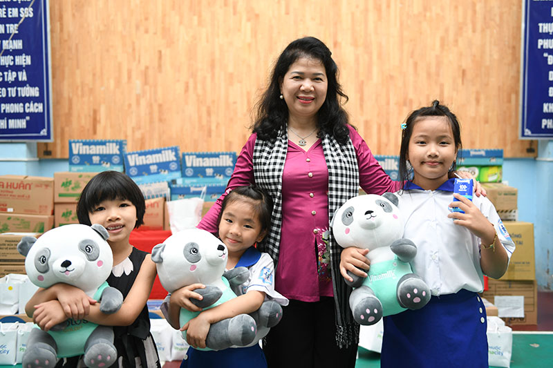  Gần 70.000 hộp sữa tặng trẻ em khó khăn, khởi đầu “tháng của trẻ em” -0