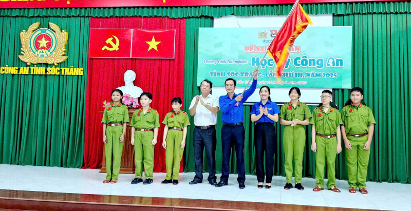 81 chiến sĩ nhỏ trải nghiệm trải nghiệm học kỳ Công an -0