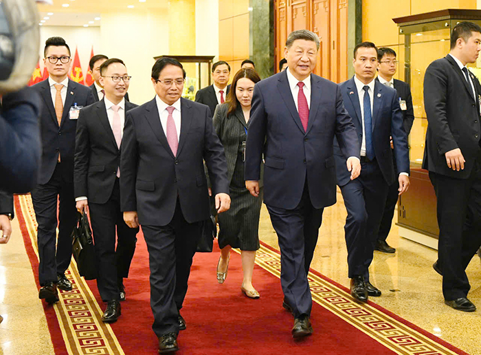 Chuyện của những “lá chắn sống” -0