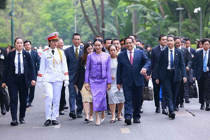 Chuyện của những “lá chắn sống” -0