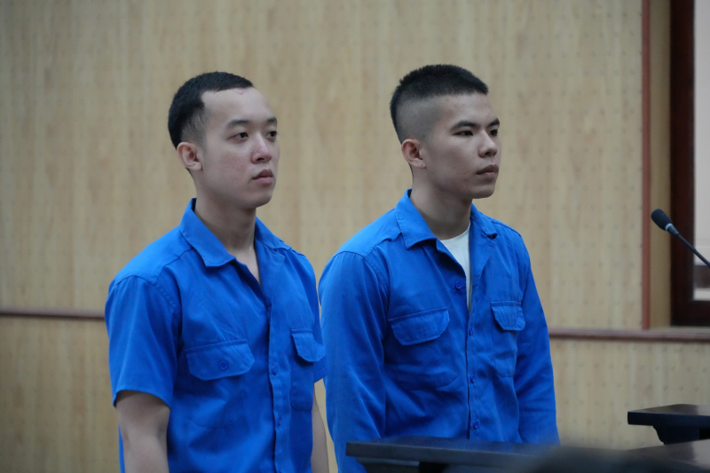 Hai thanh niên lãnh 32 năm tù vì chém trọng thương người khác do mâu thuẫn tiền bạc -0