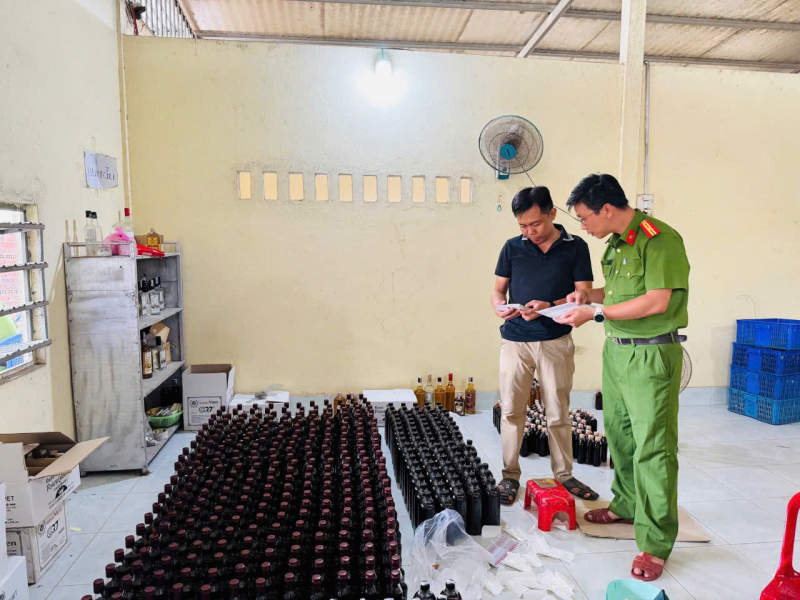 Tạm giữ hơn 2.000 chai rượu các loại tại một cơ sở sản xuất nước giải khát ở Phú Yên -0