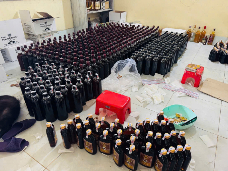 Tạm giữ hơn 2.000 chai rượu các loại tại một cơ sở sản xuất nước giải khát ở Phú Yên -0