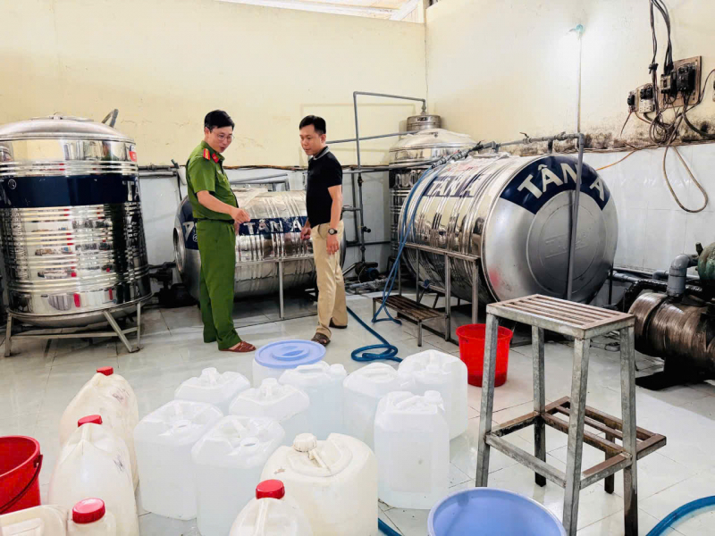 Tạm giữ hơn 2.000 chai rượu các loại tại một cơ sở sản xuất nước giải khát ở Phú Yên -0