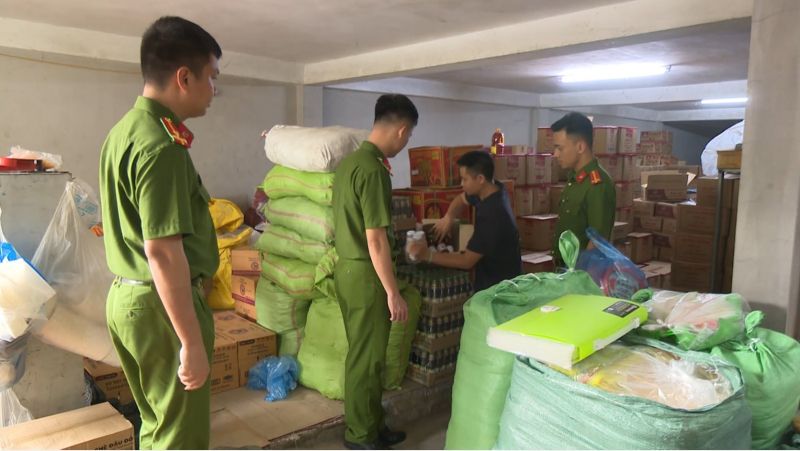 Hơn 2 tấn cánh gà, tim và tràng lợn không rõ nguồn gốc chuẩn bị tuồn vào bàn ăn -0