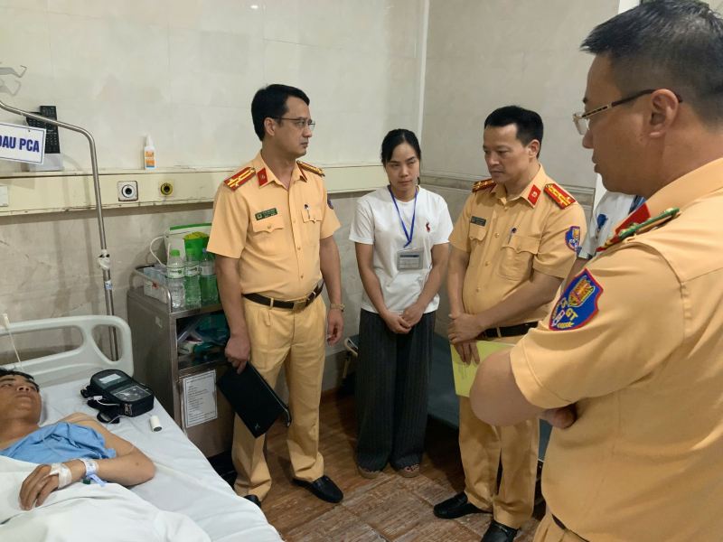 Lãnh đạo Cục CSGT thăm, động viên cán bộ bị thương khi làm nhiệm vụ -0