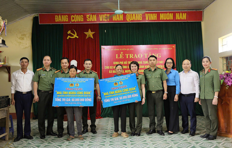 Công đoàn CAND trao kinh phí xóa nhà tạm cho người dân tỉnh Tuyên Quang -0