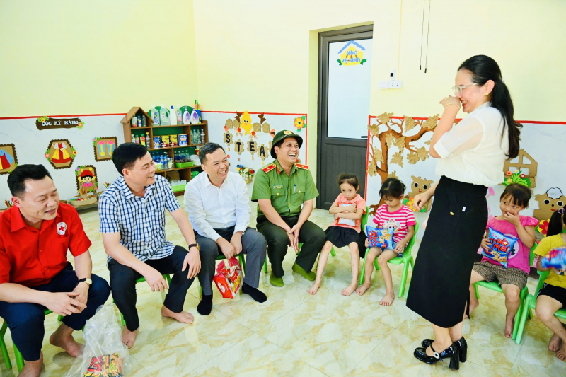 Trường Mầm non Hùng Lợi - Quà tặng của Bộ trưởng Lương Tam Quang dành cho thiếu nhi ở Tuyên Quang -0