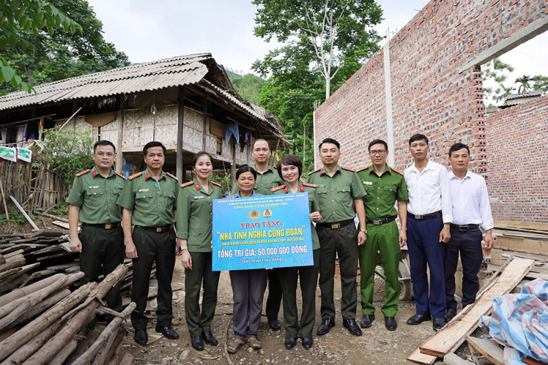 Công đoàn CAND trao kinh phí xóa nhà tạm cho người dân tỉnh Tuyên Quang -0
