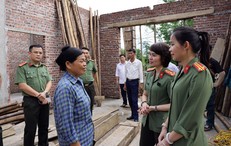 Công đoàn CAND trao kinh phí xóa nhà tạm cho người dân tỉnh Tuyên Quang -1