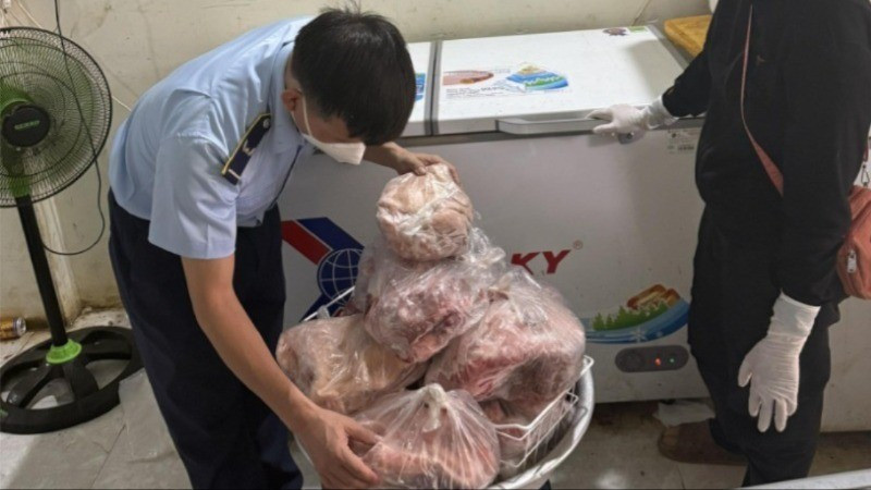 Phát hiện hơn 3.000 sản phẩm mỹ phẩm và gần 400kg thịt heo không rõ nguồn gốc -0