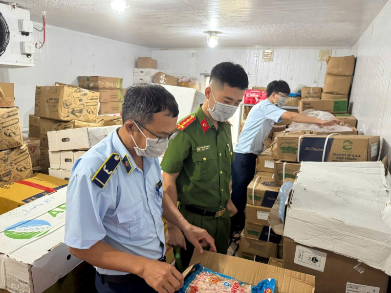 Tạm giữ gần 4 tấn thực phẩm đông lạnh nhập lậu -0